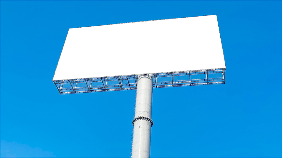 青空を背景にした空白の大型屋外広告看板